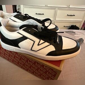 Unisex Van’s Lowland. Black and white. Women’s 12 / Men’s 10.5. EUC. Wore twice